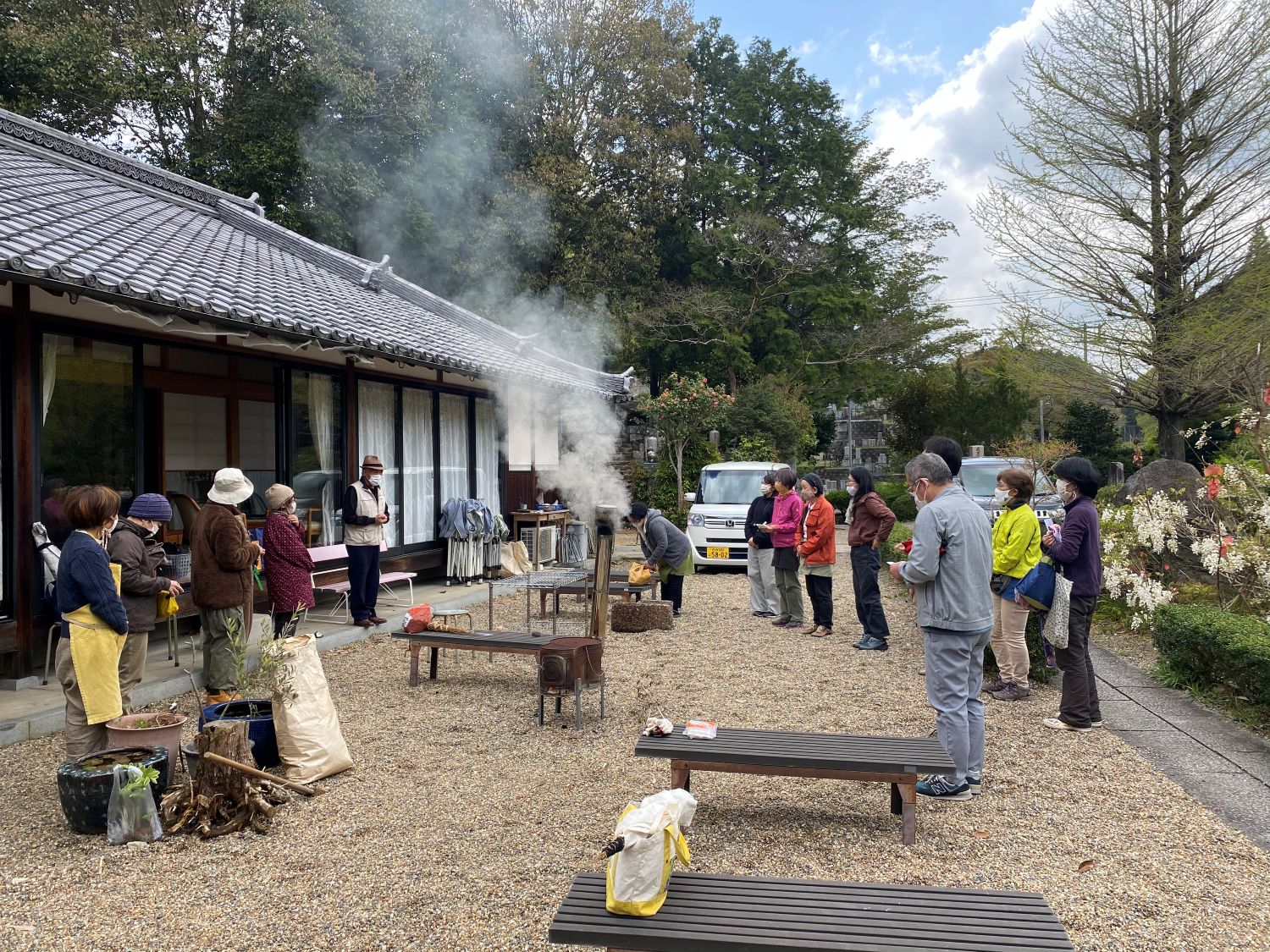 報恩寺の境内で地域の方々と