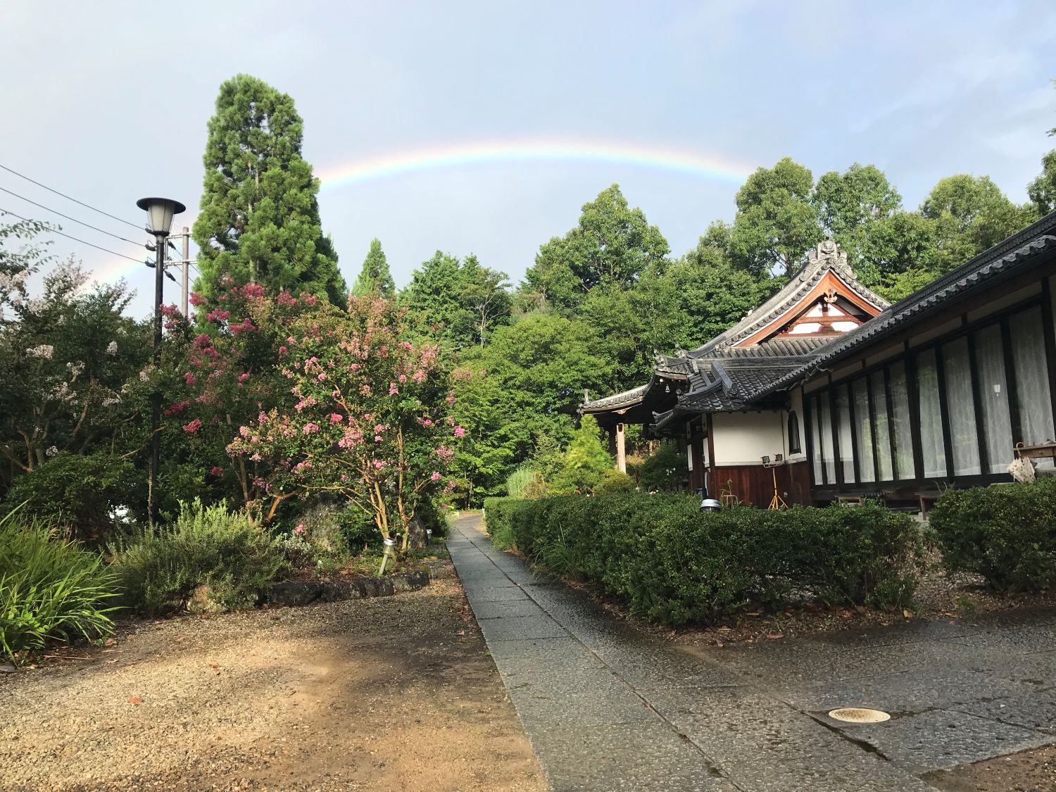 雨上がりの報恩寺と虹
